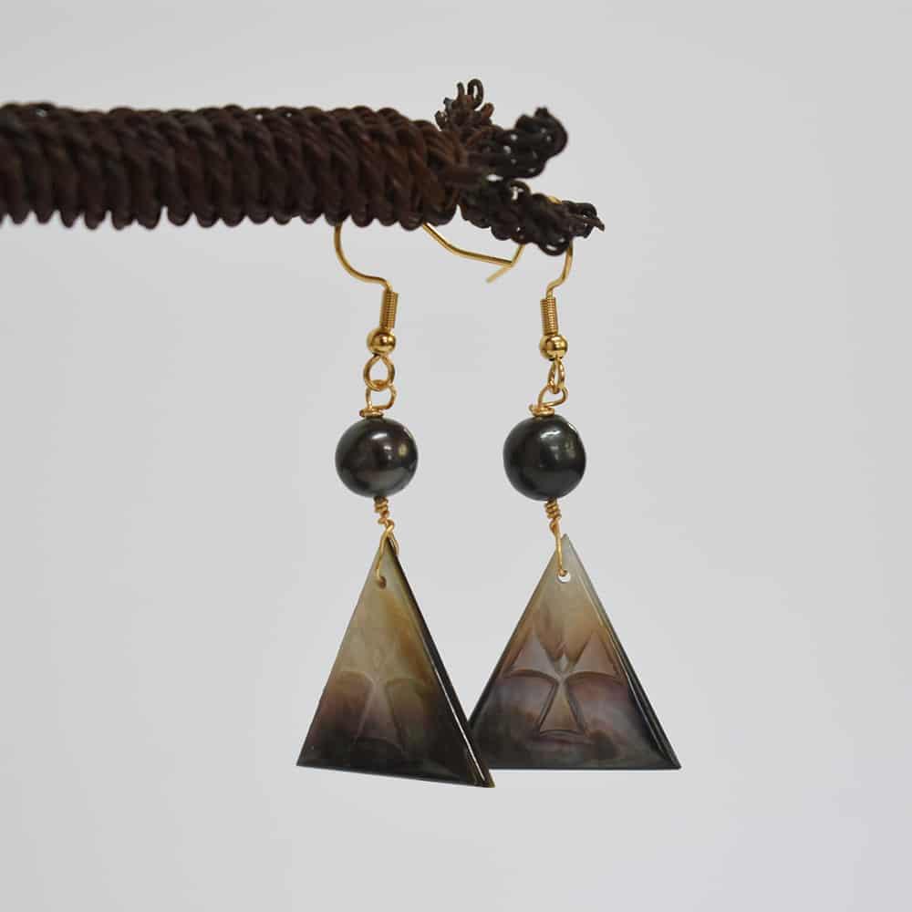 Triangle Manu Tai shell with pearl earrings